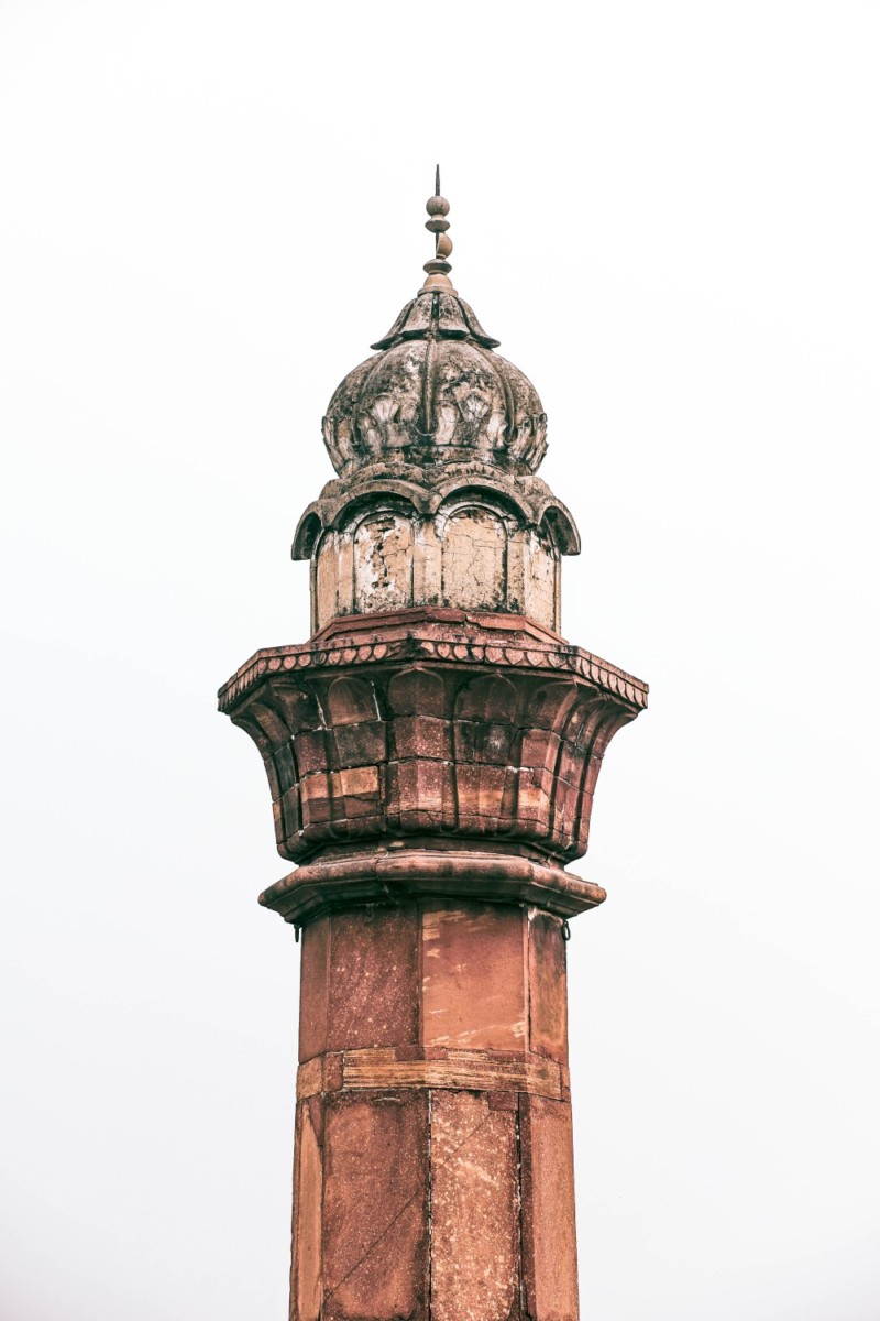 Minimalistic Photography of a Minaret in the Qutub Minar Complex