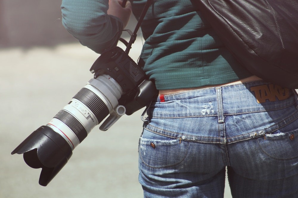 Man holding a Telephoto lens