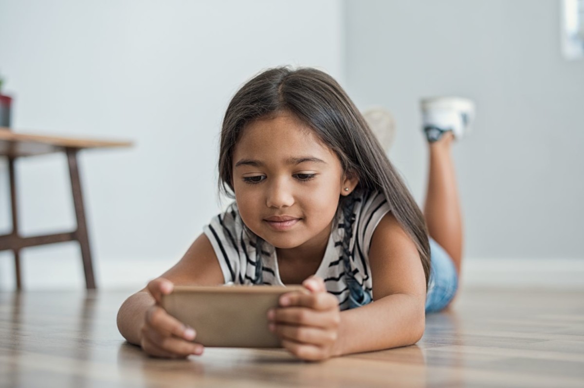 little girl using mobile phone PFTKNTN