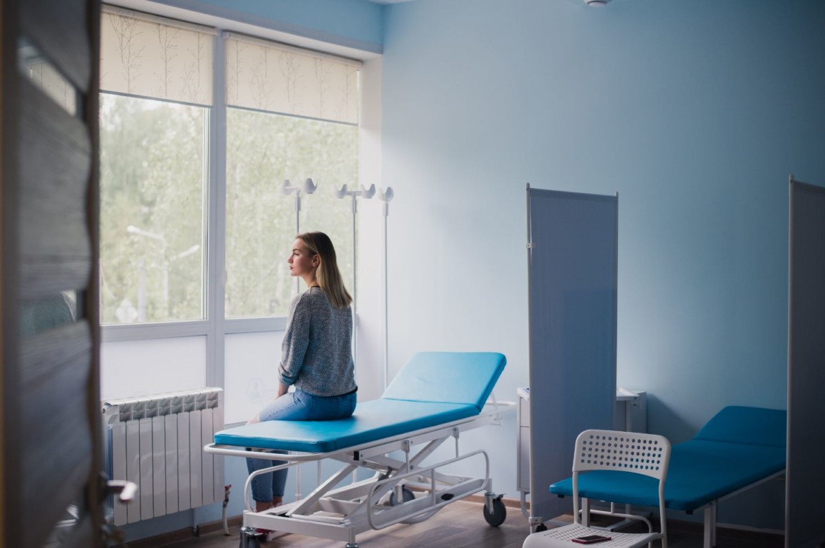 woman waiting for doctor in hospital PHPLRZ