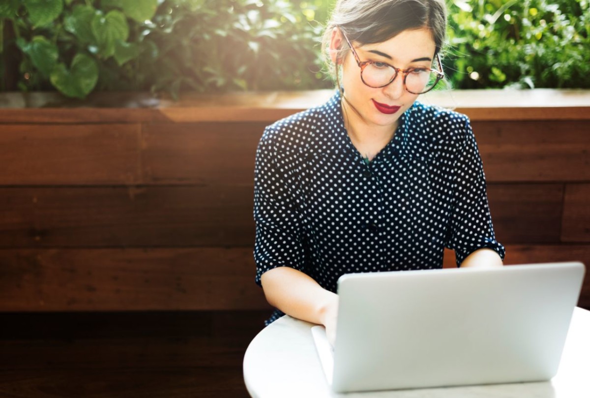  mujer joven que navega por Internet concepto de computadora portátil PFXMWMN