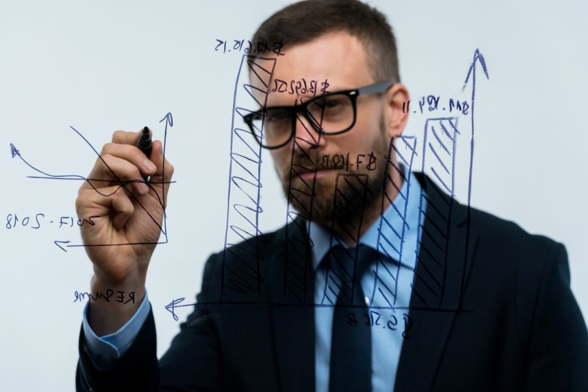 man draws various growth charts calculating PKCASUU