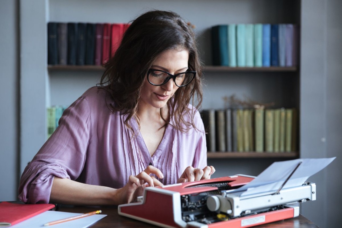 brunette mature woman journalist in eyeglasses PSKXG