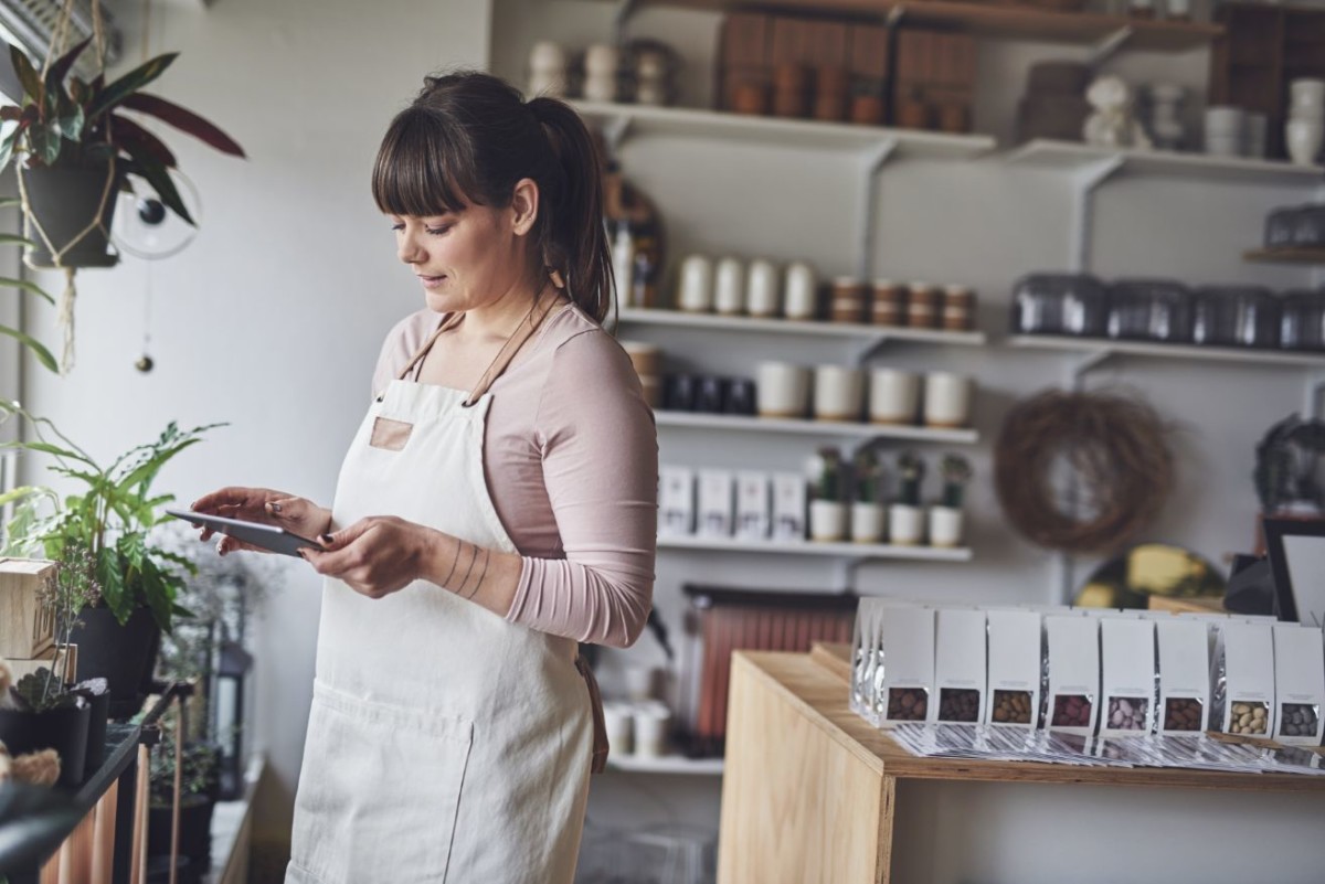 florist working with a digital tablet in her YSQKL