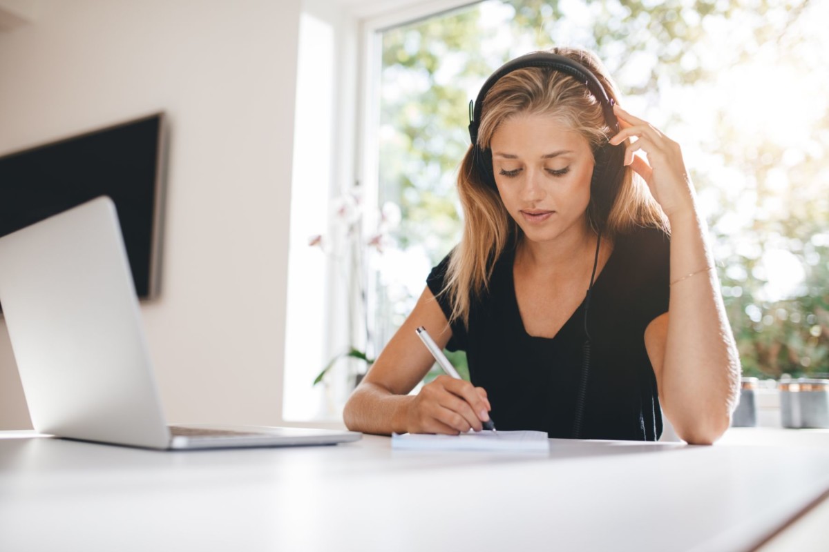 woman studying in kitchen PAZXMG