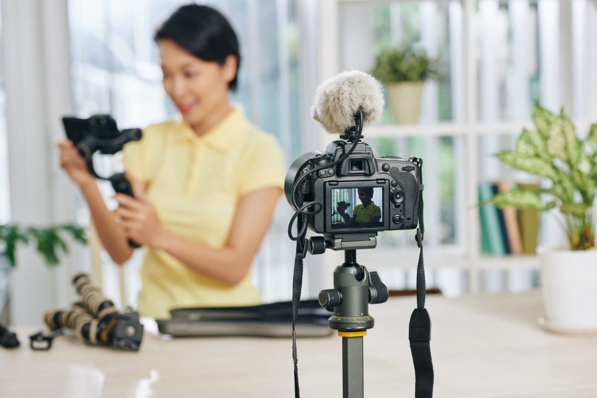 blogger reviewing video production equipment QFZKKG