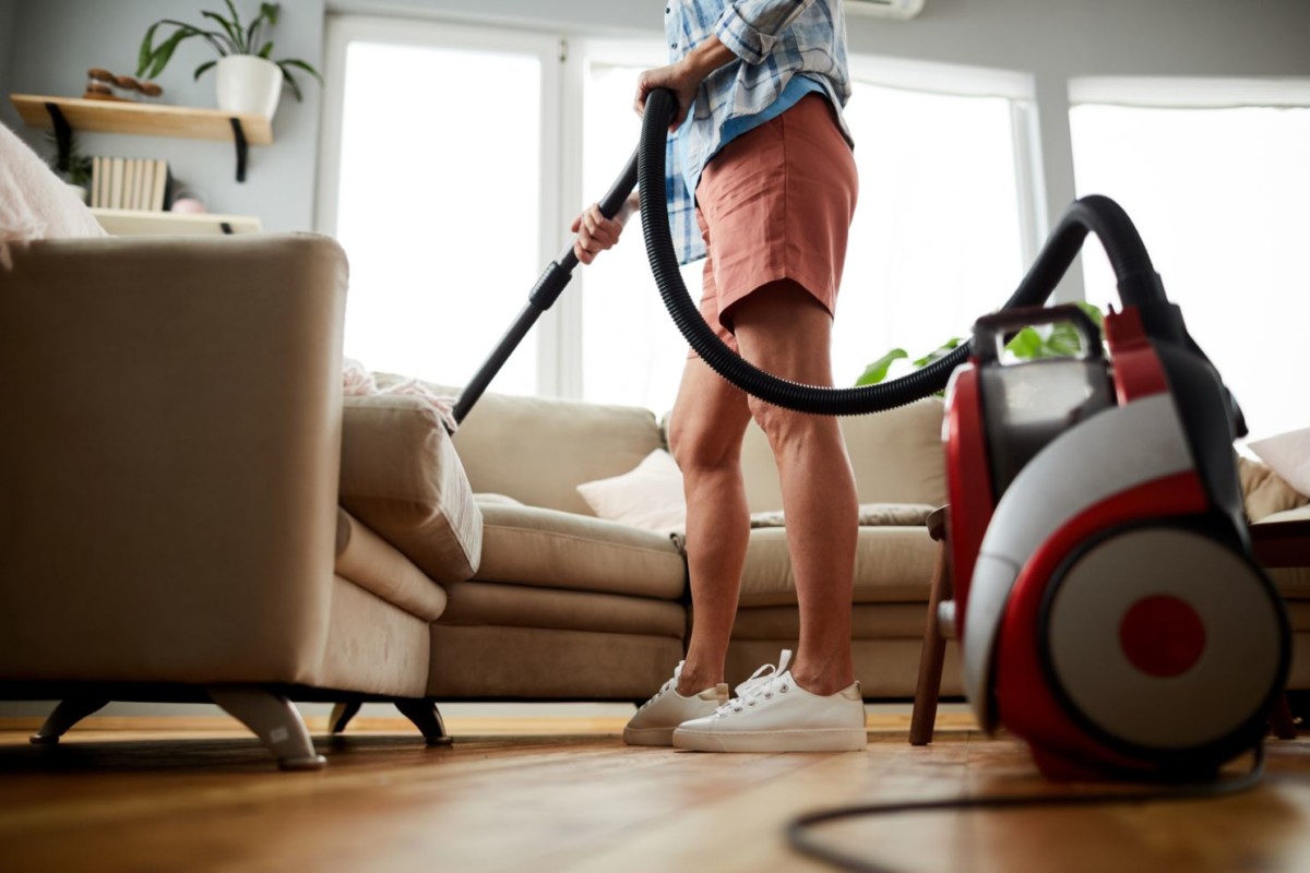 cleaning sofa with vacuum cleaner WVCHQM