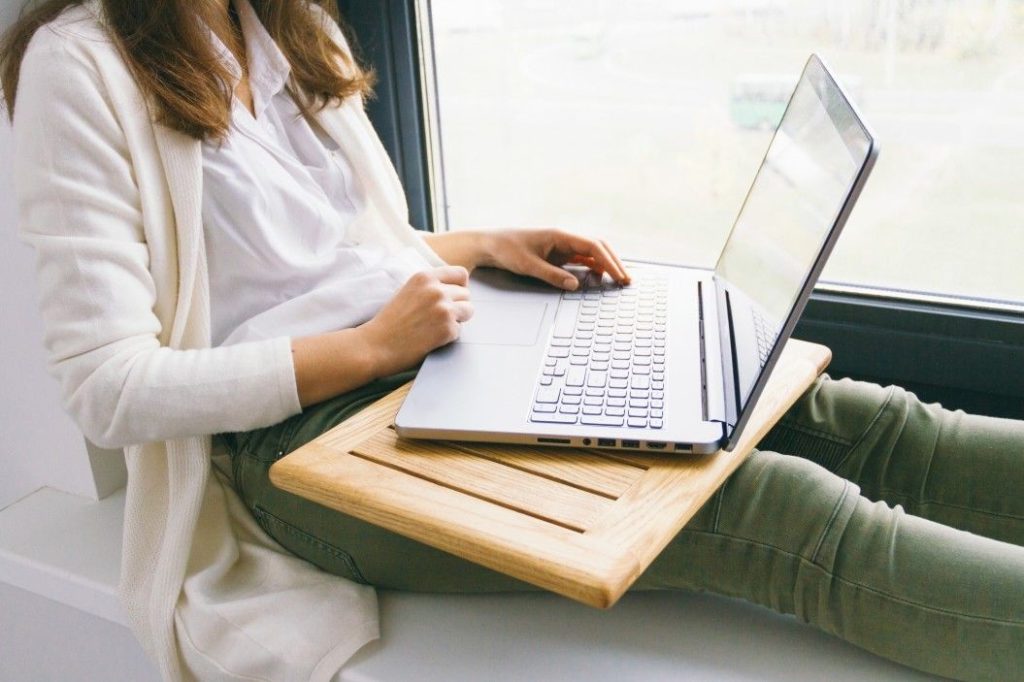 girl working on computer t aoVw