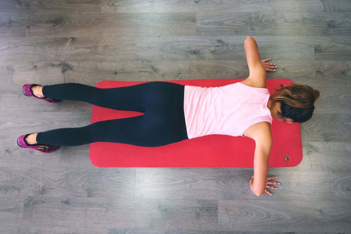 fit young woman doing pushups in a gym PLXLV