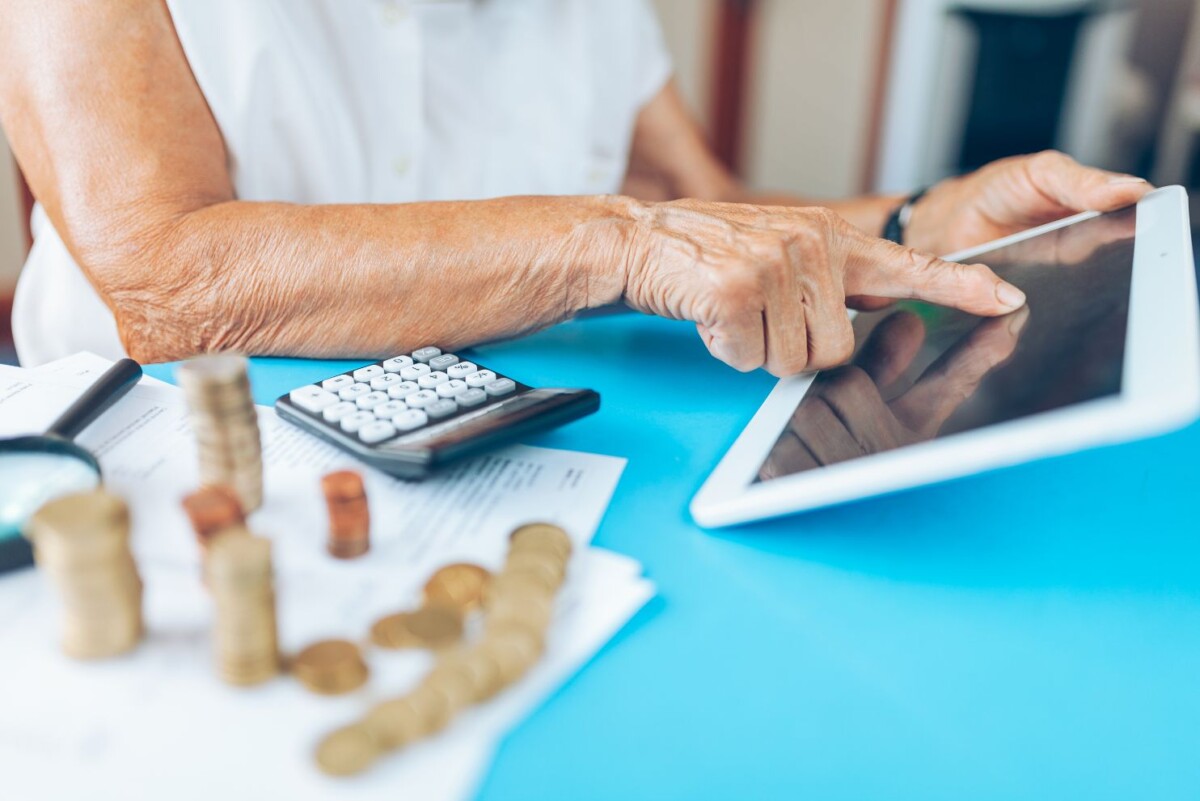 senior woman checking her finances and investments saklu