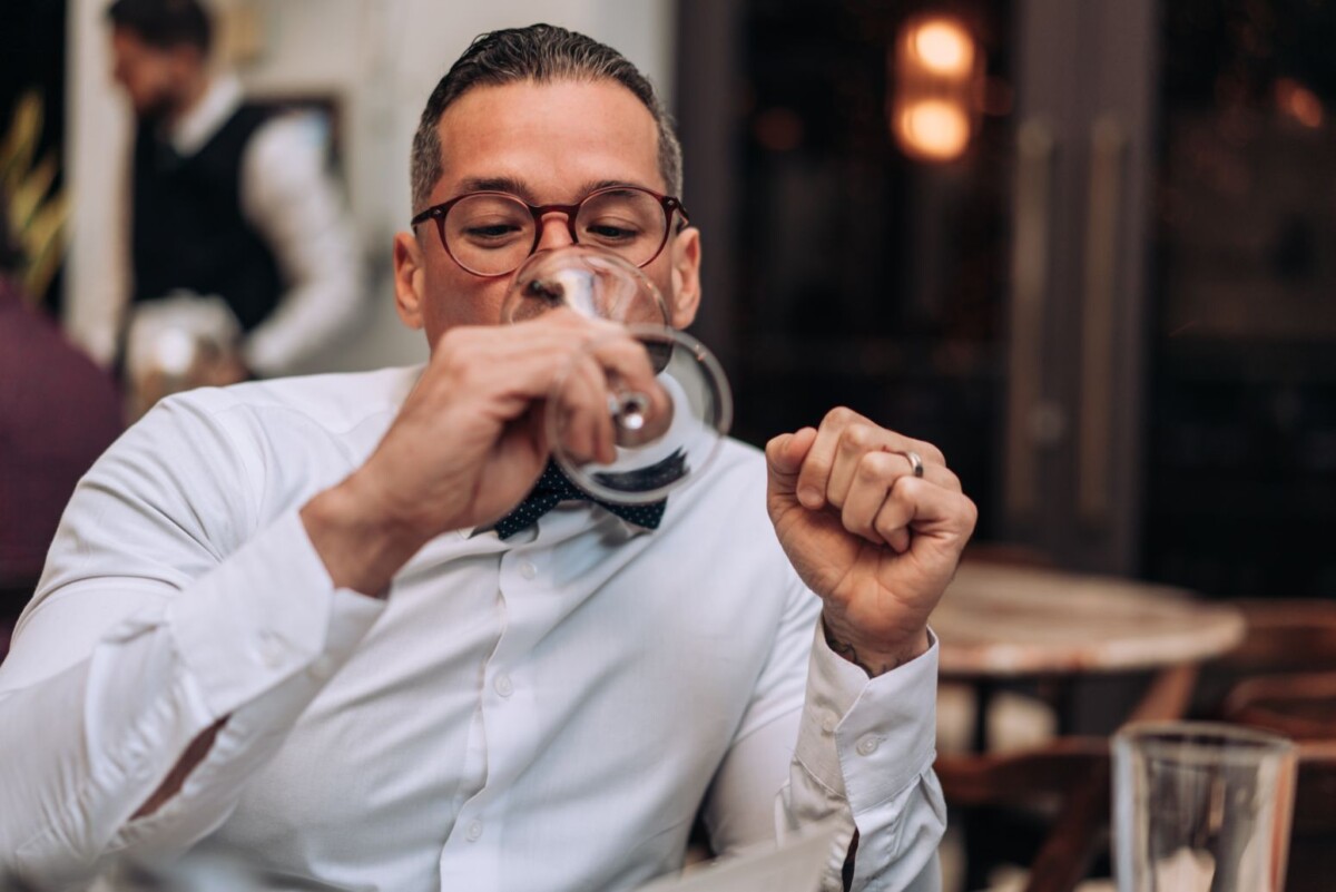 man drinking wine apsz