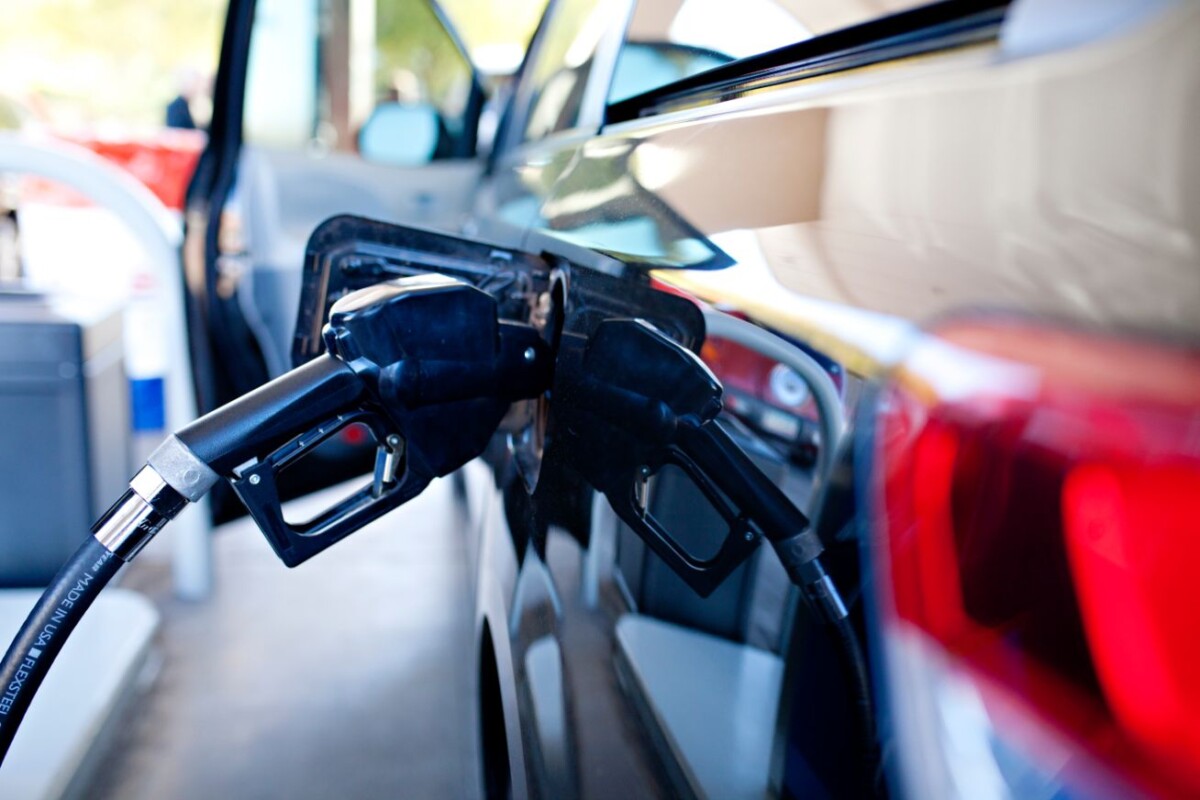 car at the gas pump sylmtz