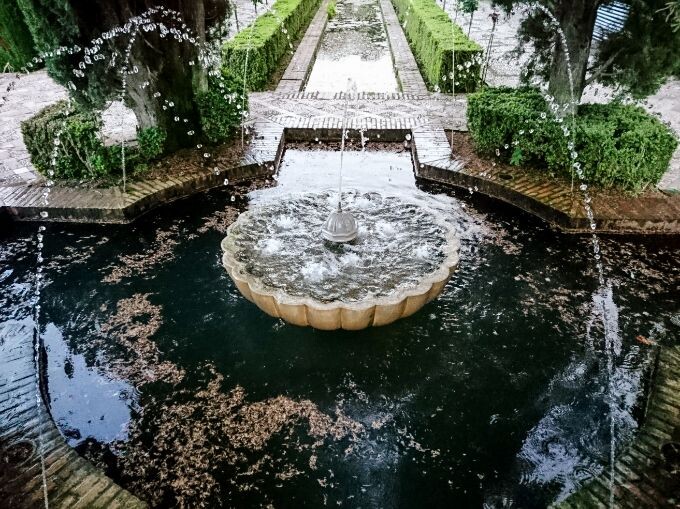 fountain in the gardens of the generalife palace pbjtjq