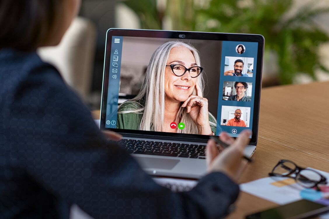 business team in video conference ykblad