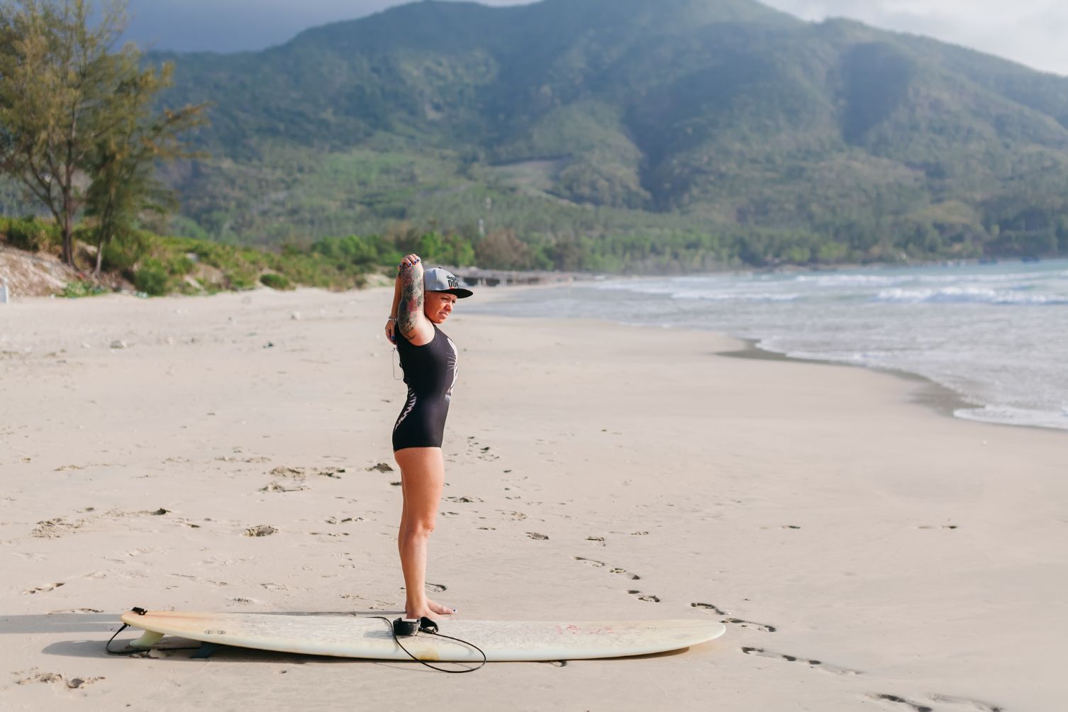 woman with surfing board on beach KKVZ
