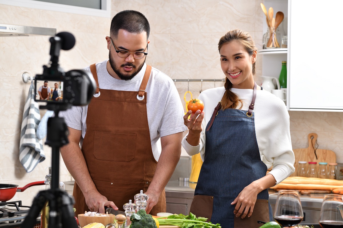 couple blogger vlogger and online influencer