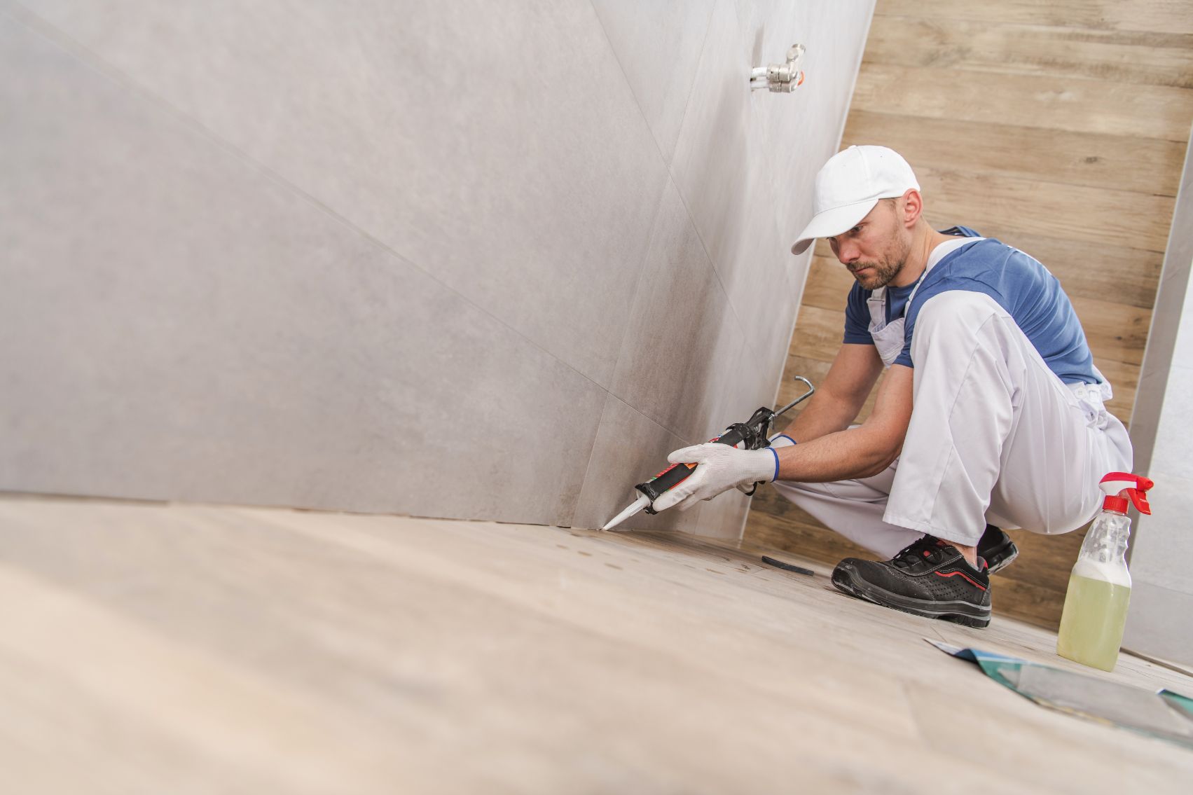 worker sealing ceramic tiles ZNUCA