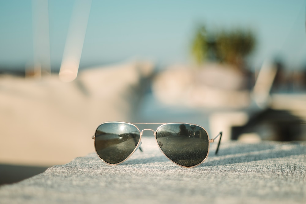 gray-framed sunglasses on selective focus photography